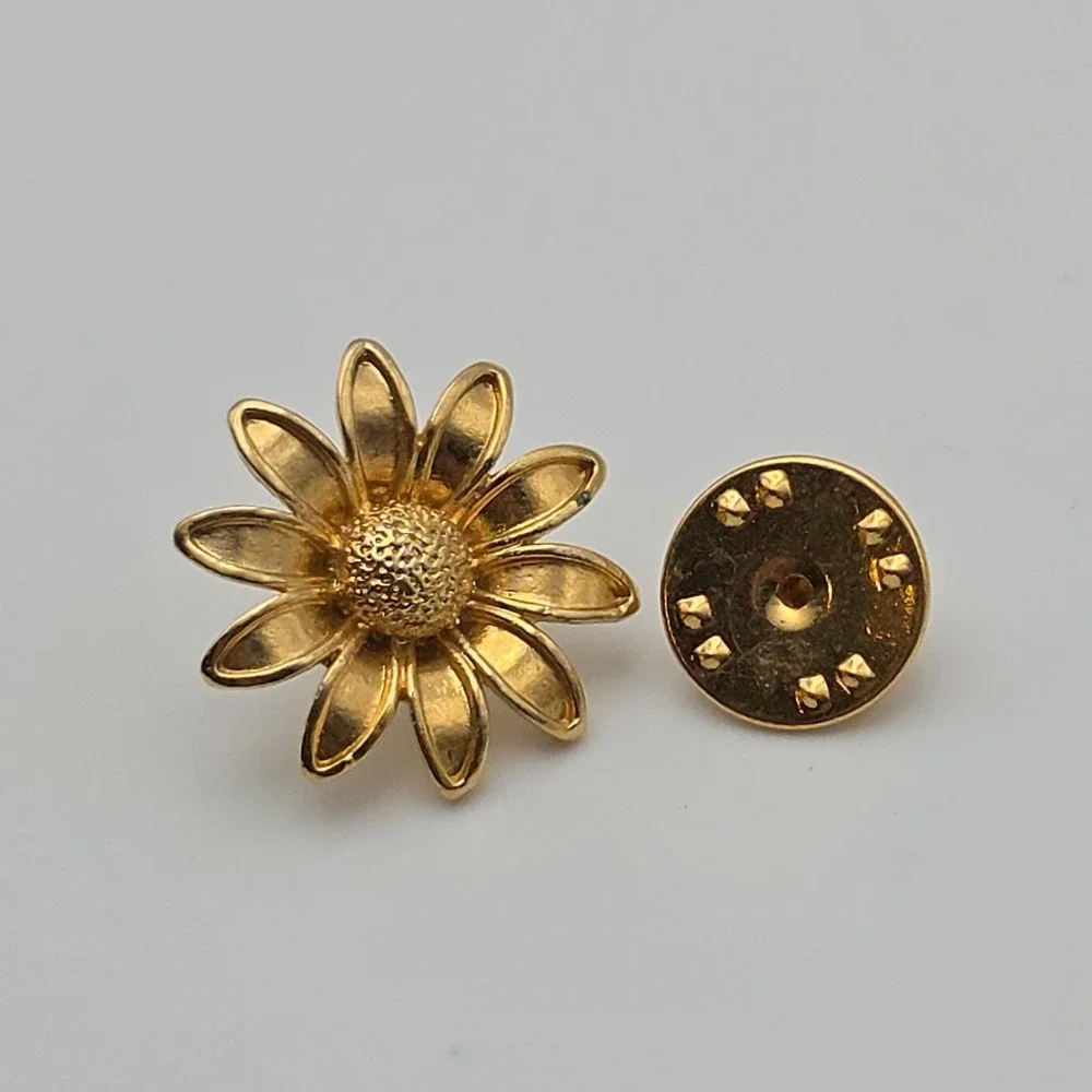 Vtg Sunflower Daisy Pin Brooch Tie Tack Lapel Pin Hat Pin Gold Plate .75